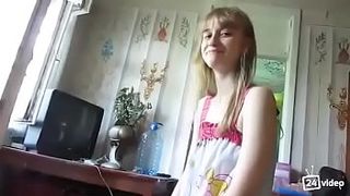 Белокурая русская девица по смачно сосет стояк по просьбе парня